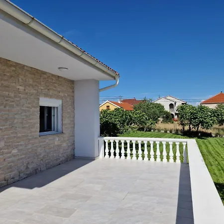 Maria Villa *